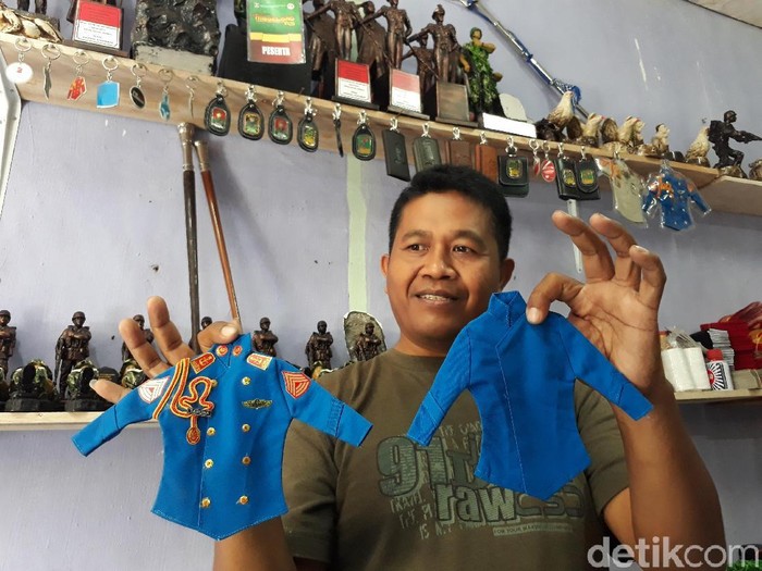 Darwo Raup Puluhan Juta Jualan Souvenir Militer