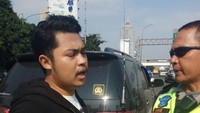 Berdasarkan keterangan dari Kabid Humas Polda Metro Jaya Kombes Argo Yuwono, pemuda asal Bekasi itu diketahui baru lulus kuliah dan belum bekerja.