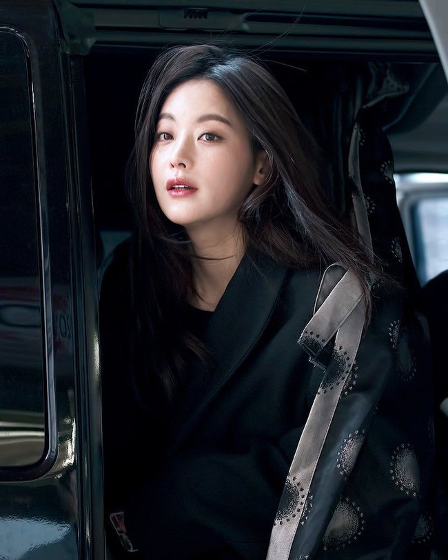 Ditata keriting, acak maupun lurus, Oh Yeon Seo memilih setia dengan rambutnya yang panjang. Foto: Instagram