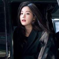 Ditata keriting, acak maupun lurus, Oh Yeon Seo memilih setia dengan rambutnya yang panjang. Foto: Instagram