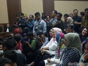 Senyum Deisti Saat Novanto Dituntut 16 Tahun Penjara