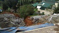 Diketahui longsor susulan itu terjadi sekitar pukul 21.00 WIB Rabu (28/03/2018) malam kemarin. Bangunan yang berada dibawah pun ikut tertimpa material puing-puing bronjongan.