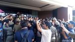 Foto: Ibu-ibu Satpol PP Pasang Spanduk Penutupan Alexis