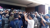 Tidak lama kemudian, mereka pergi meninggalkan lokasi.