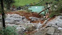 Longsor terjadi amblas dengan kedalaman 40 m dan panjang lebih kurang 150 m, sampai saat ini masih ada pergerakan tanah apabila ada getaran dari kendaraan yang melintas disekitar lokasi.