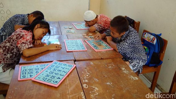 Aktivitas Wahyu saat berada di kelasnya. 