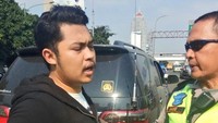 Peristiwa tersebut terjadi siang tadi di Gerbang Tol Kuningan 2. Pengemudi Toyota Fortuner bernopol B-1090-FCY membuat keributan di ruas jalan tol. (Foto: Twitter TMC Polda Metro Jaya)