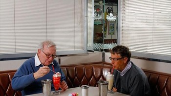 Makan siang biasa saja bersama sahabatnya, Warren Buffet. Keduanya mengaku suka makanan cepat saji. Foto: Istimewa