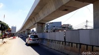 Nantinya, stasiun Velodrome ini akan tersambung hingga ke kawasan depo di Kelapa Gading dengan panjang sekitar 5,8 km. Jalurnya sendiri, masih ada yang terpotong di beberapa titik. Namun secara keseluruhan konstruksi utama dari proyek ini sudah sangat terlihat jelas. Sebagai informasi, proyek LRT Jakarta fase 1 Koridor 1 Kelapa Gading-Velodrome Rawamangun ditargetkan siap beroperasi pada Agustus 2018 mendatang atau bersamaan dengan pembukaan Asian Games 2018.