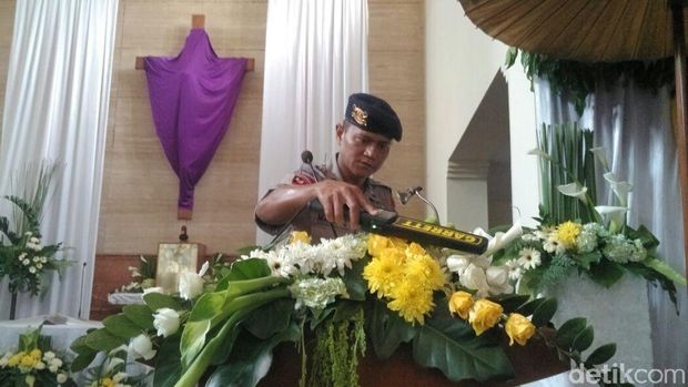 Polisi menyisir Gereja Katolik Santo Antonius Kota Baru Yogyakarta. 