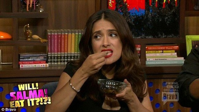 Tampaknya makan cacing dan serangga adalah salah satu rahasia cantik. Aktris cantik lain yang diketahui gemar mengonsumi cacing adalah Salma Hayek. Serangga ternyata sudah menjadi bagian dari pola makannya sejak kecil. Semut kecil ini enak dimakan dengan sedikit guacamole. Dan cacing, ada banyak resep untuk itu. Belalang punya rasa asap. Tergantung bagaimana kamu memasaknya dan itu sangat enak, ungkap Salma dalam acara talkshow David Letterman. Foto: ist