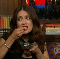 Tampaknya makan cacing dan serangga adalah salah satu rahasia cantik. Aktris cantik lain yang diketahui gemar mengonsumi cacing adalah Salma Hayek. Serangga ternyata sudah menjadi bagian dari pola makannya sejak kecil. Semut kecil ini enak dimakan dengan sedikit guacamole. Dan cacing, ada banyak resep untuk itu. Belalang punya rasa asap. Tergantung bagaimana kamu memasaknya dan itu sangat enak, ungkap Salma dalam acara talkshow David Letterman. Foto: ist