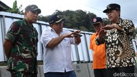 Herman Suherman mendapat penjelasan terkait bencana longsor yang terjadi di Puncak Pass.