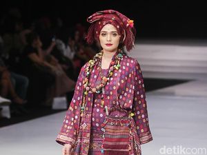 Parade Busana Ulos Warnai Hari Pertama Indonesia Fashion Week 2018