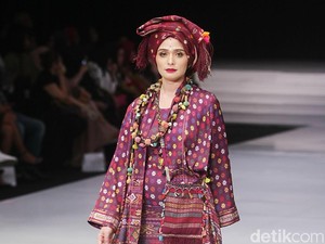 Parade Busana Ulos Warnai Hari Pertama Indonesia Fashion Week 2018