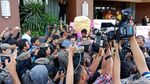 Foto: Ibu-ibu Satpol PP Kiriman Anies Dihadang di Alexis