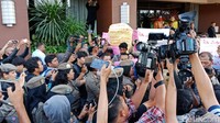 Saat ini para ibu-ibu personel Satpol PP masih tertahan di depan lobi Hotel Alexis. Mereka masih melakukan negosiasi untuk masuk ke dalam.