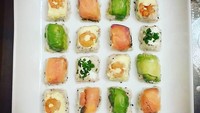Di atas piring putih polos, marujitahernz menyusun sushi cube versinya. Kelihatan sehat dengan pemakaian lembaran alpukat. Nyamm! Foto: Instagram marujitahernz