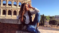 Sebagai gadis asli Italia, tak lengkap kalau tidak berfoto di depan Colosseum, Roma. (@fransescasofianovello/Instagram)
