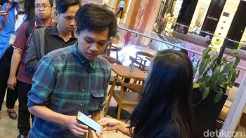 Para peserta terpilih yang mendapat undangan acara Ngopi melakukan registrasi terlebih dahulu. (Foto: detikcom)