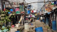 Baju-baju ini nantinya dicuci di dalam bak yang telah berisi air dan dilengkapi batu cucian. Jumlah bak cuci di Dhobi Gat sekarang telah lebih dari 1.000 bak! (soonpray/Instagram)