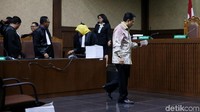 Novanto meninggalkan Pengadilan Tipikor usai menjalani sidang tuntutan.