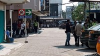 Foto: Sejumlah polisi juga terlihat mengawasi di sekitar Alexis. Beberapa dari mereka tidak memakai seragam. (Eva-detikcom)