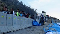 Petugas juga memasang pembatas beton.