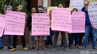 Setelah tempat ini ditutup, apa yang harus kami lakukan? demikian bunyi salah satu poster.