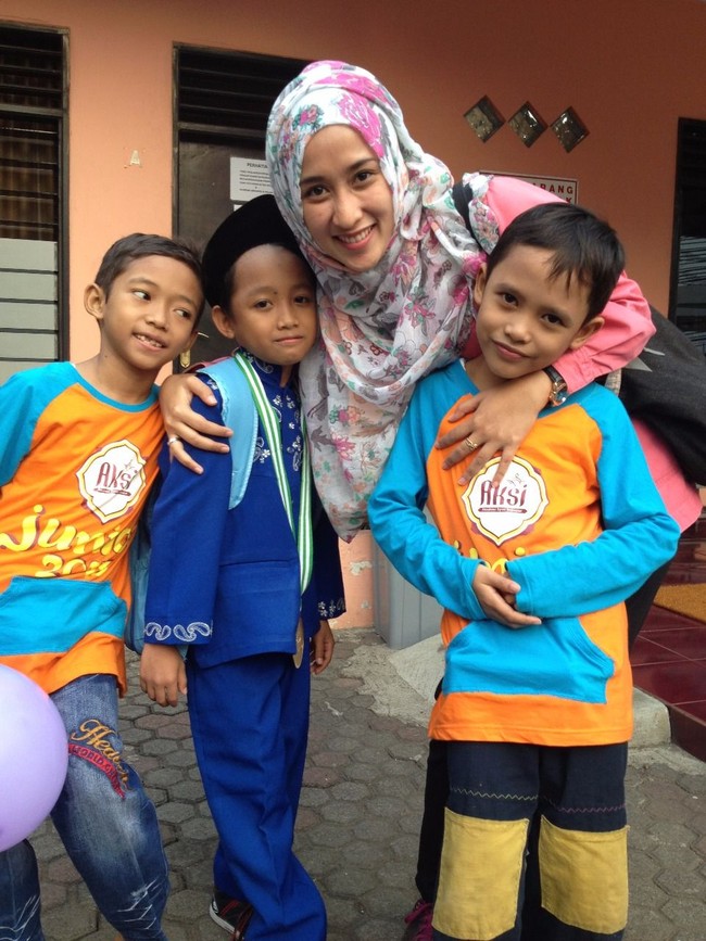 Nadia juga sering mendampingi anak-anak yang akan mengikuti lomba seperti para peserta Pildacil di foto ini. Sebagai lulusan psikologi pendidikan, tenaganya sering dibutuhkan untuk menguatkan mental para peserta. Foto: Gaya Hijab Dosen Nadia. Foto: Instagram/naddiroh
