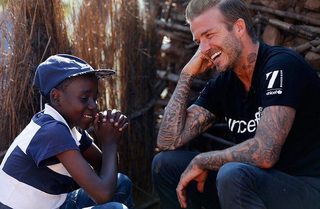 David Beckham begitu emosional saat mengunjungi Swaziland, Afrika. Saat berada di sana, dia banyak bertemu dengan anak-anak kecil yang sebaya dengan anak-anaknya. Salah satunya adalah anak kecil bertopi yang tertawa bersamanya ini. Dan dia merasa bahagia karena The 7 Fund bisa membantu anak-anak ini yang sudah positif terkena HIV/AIDS mendapatkan pengobatan.  Foto: Dok. UNICEF