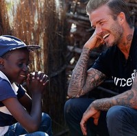 David Beckham begitu emosional saat mengunjungi Swaziland, Afrika. Saat berada di sana, dia banyak bertemu dengan anak-anak kecil yang sebaya dengan anak-anaknya. Salah satunya adalah anak kecil bertopi yang tertawa bersamanya ini. Dan dia merasa bahagia karena The 7 Fund bisa membantu anak-anak ini yang sudah positif terkena HIV/AIDS mendapatkan pengobatan.  Foto: Dok. UNICEF