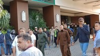Para sekuriti Hotel Alexis yang sudah berjaga di depan lobi pun maju ke pintu masuk Alexis yang berada di sebelah kanan. Setibanya di lokasi salah seorang Satpol PP memberikan keterangan tujuan kedatangannya.