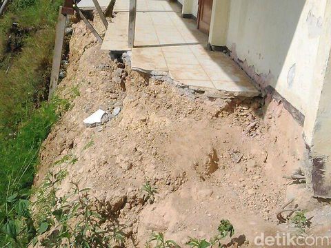 Kondisi SMPN 4 Ngrayun yang mengalami musibah longsor
