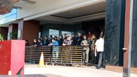 Foto: Pantauan detikcom di Jalan RE Martadinata, Pademangan, Jakarta Utara, pukul 15.10 WIB, Kamis (29/3/2018), suasana di gedung Hotel Alexis semakin ramai. Alexis dijaga ketat. (Eva-detikcom)