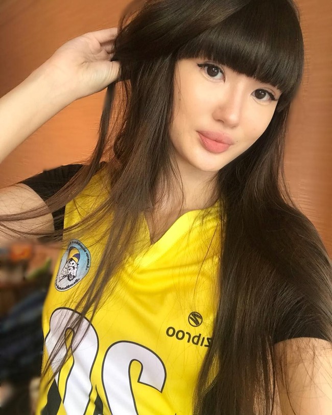 Sosok Sabina Altynbekova sempat menjadi perbincangan hangat dan jadi sensasi karena kecantikan yang dimilikinya pada 2014, setelah ia mengikuti Kejuaraan Bola Voli Dunia Junior yang digelar di Taipei, Taiwan. Saat itu usianya baru 17 tahun. Foto: Instagram @altynbekova_20