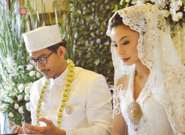 Kerap tampil berambut pendek, Shareefa Daanish adalah salah satu seleb yang suka tampil boyish. Namun di hari pernikahannya, Daanish memilih tampil anggun berbalut kebaya nasional. Foto: Ist.