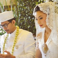 Kerap tampil berambut pendek, Shareefa Daanish adalah salah satu seleb yang suka tampil boyish. Namun di hari pernikahannya, Daanish memilih tampil anggun berbalut kebaya nasional. Foto: Ist.