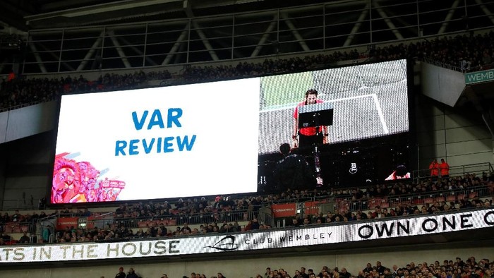 Wasit mengakses video VAR. Foto: Carl Recine/Action Images via Reuters Wasit mengakses video VAR. Foto: Carl Recine/Action Images via Reuters