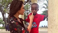 Di Tanzania, Fransesca tak lupa menyempatkan berinteraksi dengan penduduk setempat. Tampak jiwa keibuannya muncul saat bertemu anak kecil setempat. (@fransescasofianovello/Instagram)