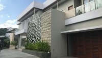 Foto:  Rumah mewah milik bos Abu Tours, Hamzah Mamba, yang bernilai puluhan miliar disita. Rumah mewah itu ada di Makassar, Jakarta dan Depok. Fotografer: Ibnu Munsir