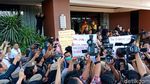 Foto: Ibu-ibu Satpol PP Kiriman Anies Dihadang di Alexis