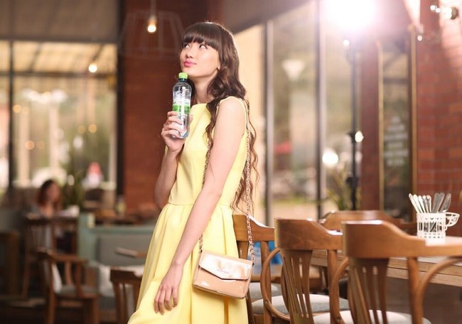 Mengenakan dress bernuansa yellow, Sabina pun terlihat anggun. Foto: Instagram @altynbekova_20