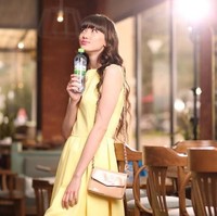 Mengenakan dress bernuansa yellow, Sabina pun terlihat anggun. Foto: Instagram @altynbekova_20