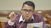 Arteria Dahlan minta maaf karena perkataan bangsat. Politikus PDIP Arteria Dahlan menyampaikan permohonan maaf atas makiannya terhadap Kementerian Agama (Kemenag). Ia membeberkan sejumlah alasan mengapa makian itu terlontar dari mulutnya. Foto: Arteria Dahlan. (Dok DPR)