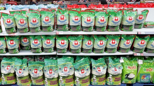 Pengunjung memilih beras di Supermarket, Jakarta, Kamis (29/3). Jelang bulan Puasa, Kementerian Perdagangan berencana mengeluarkan Peraturan Menteri Perdagangan baru mengenai daftar merek beras guna menstabilkan harga beras. (CNBC Indonesia/Muhammad Sabki )