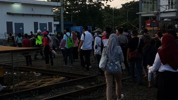 Situasi penyeberangan di Stasiun Duri pada pagi ini