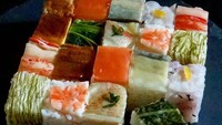 Sushi Cube ini unggahan @silverfeathersangels. Topping udang, salmon dan kyuri membuat sushi ini berwarna cantik dan meriah. Bikin tak tega menyantapnya ya? Foto: Instagram food