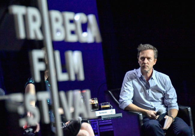 Kabar menyebutkan kalau produser maupun sutradara enggan mengajak Edward Norton kerja bareng dalam proyek film. Kemampuan akting pria 50 tahun ini memang mumpuni tapi dia salah satu yang paling sulit diajak kerja sama. Dia suka mengontrol apa saja dan ingin semua orang mengikuti apa yang dia mau. Foto: Mike Coppola/Getty Images for Tribeca Film Festival