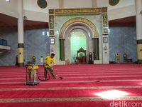 Sambut Ustaz Somad, Ratusan Orang Bersihkan Masjid Raya Bandung
